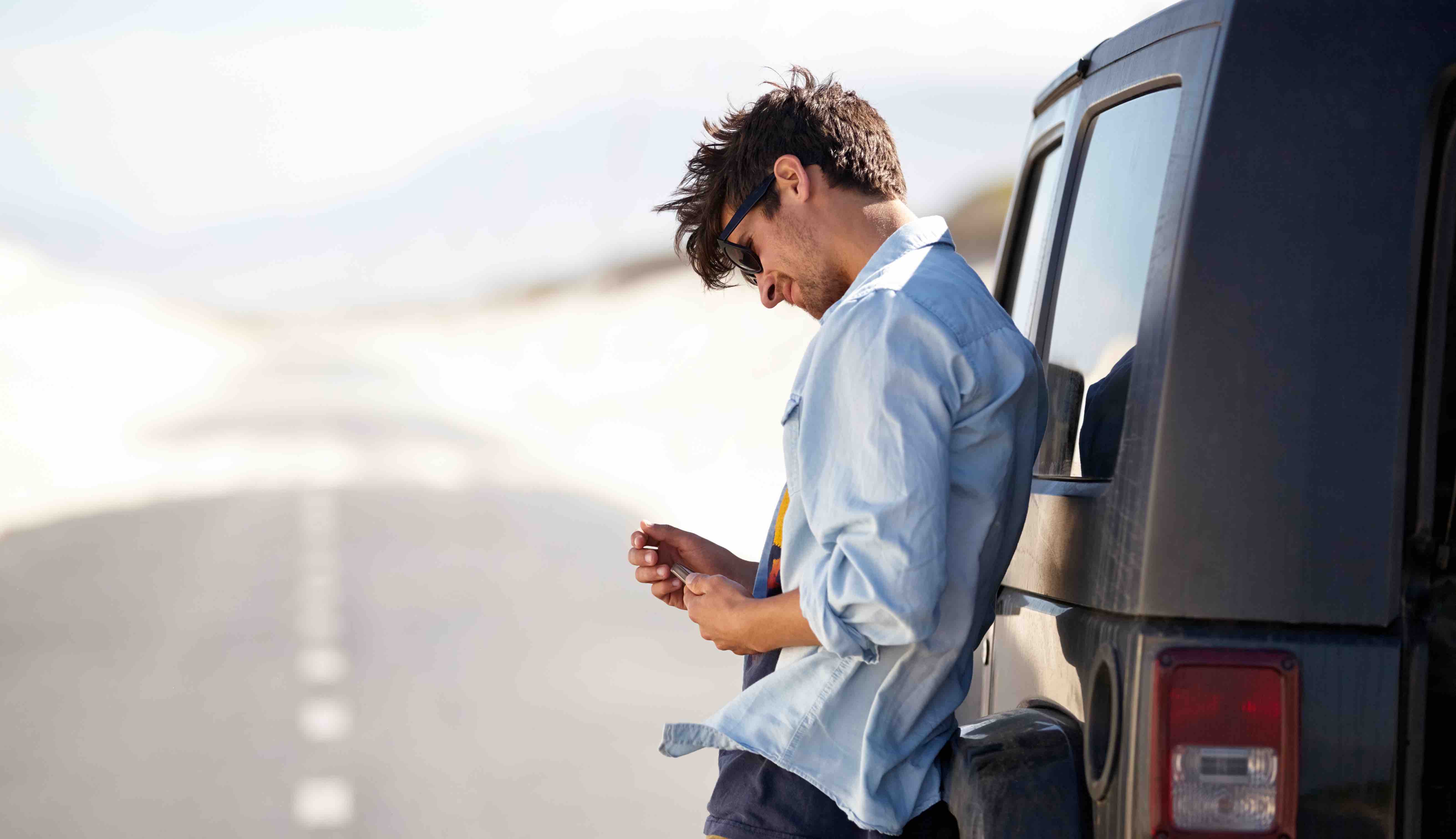 Mann surft im Internet auf der Autobahn